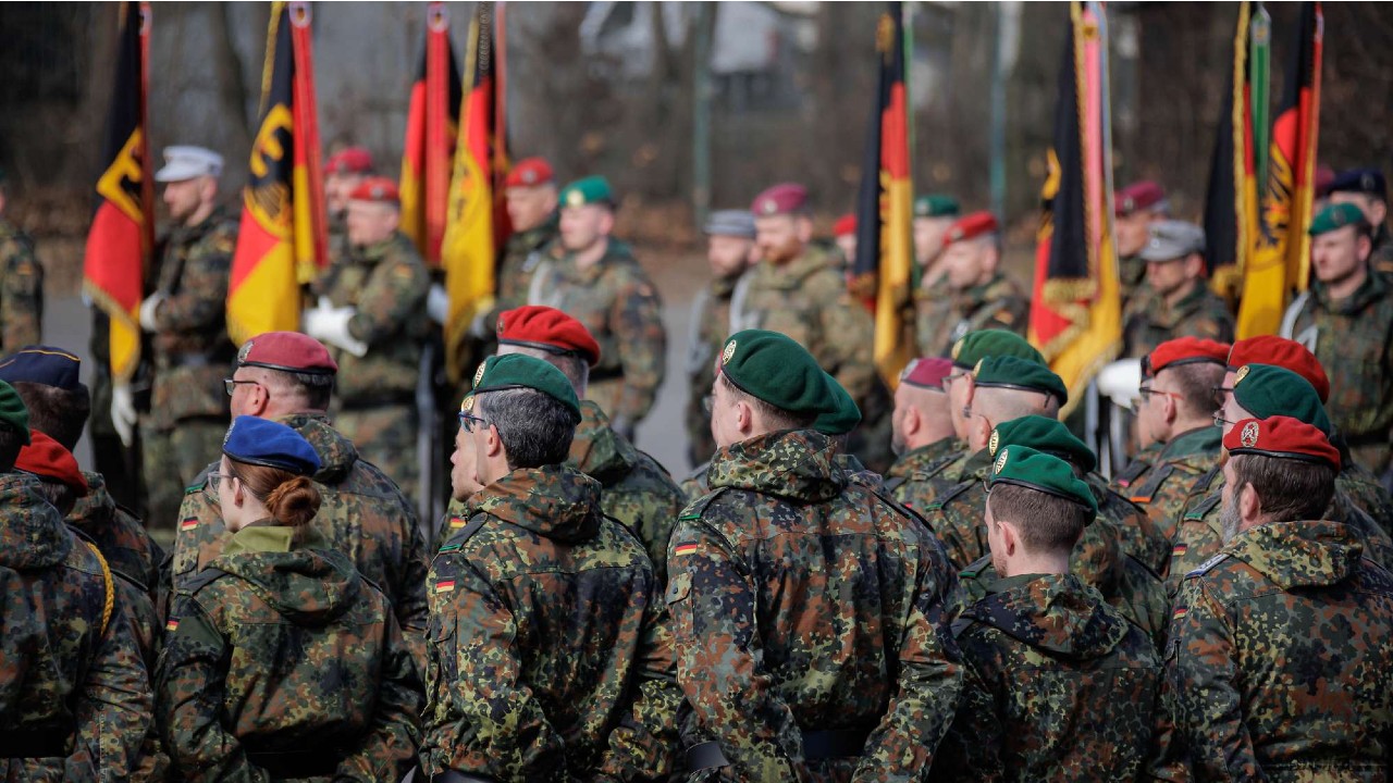 O prevedere neașteptată din noua legislație privind serviciul militar în Germania a devenit subiectul unui val de dezbateri publice