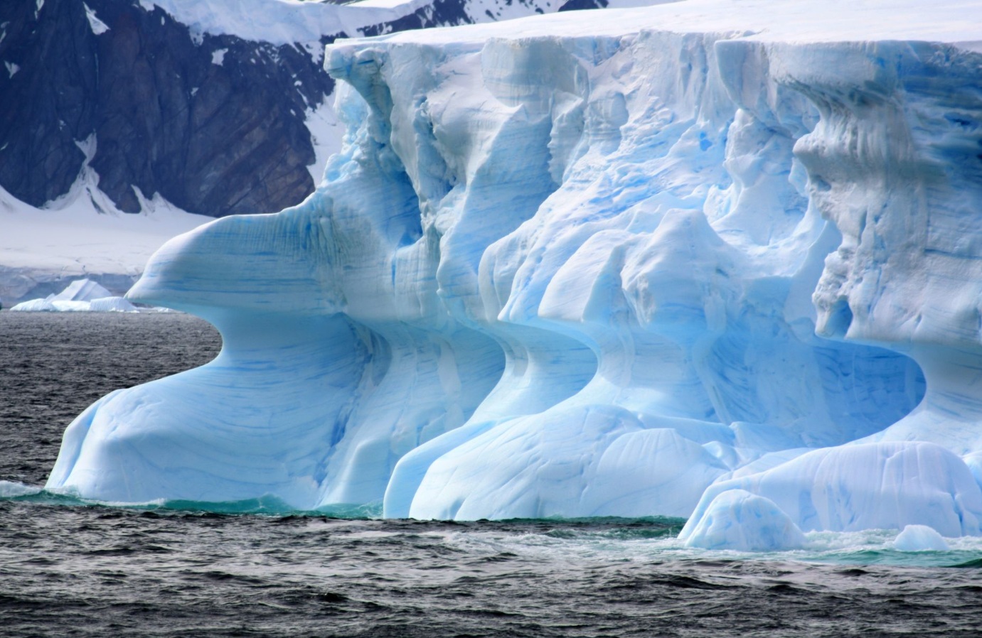 Un nou studiu oferă perspective alarmante despre efectele dezghețului permafrostului arctic, evidențiind accelerarea eliberării de carbon înghețat de mii de ani și impactul tot mai mare asupra sistemelor de apă