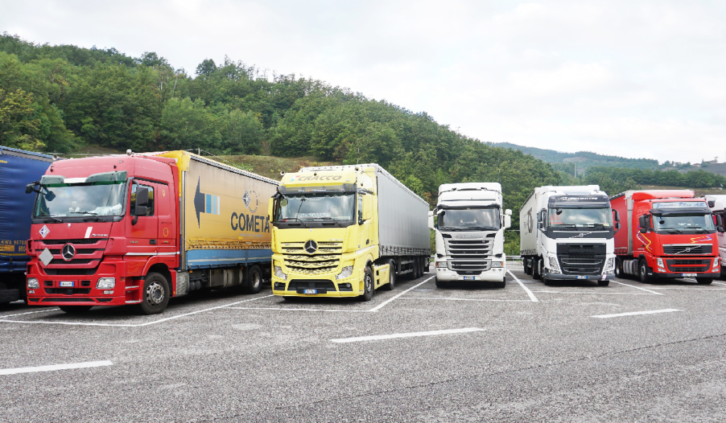 Șoferii de TIR blochează Italia: Grevă masivă din cauza prețului la motorină!