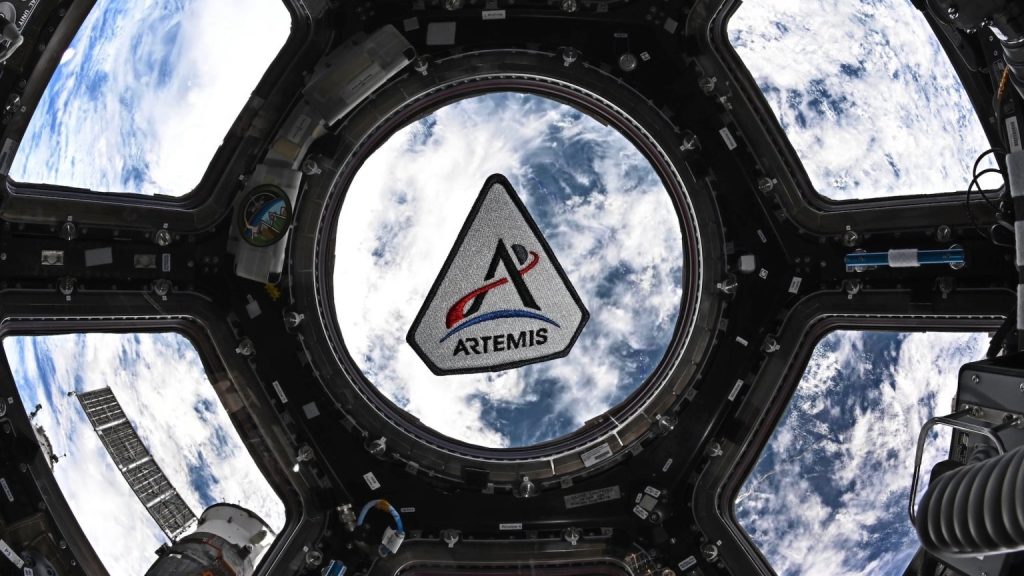 Astronauții de pe viitoarele misiuni spațiale, precum Artemis II, nu vor fotografia, cel mai probabil, o „centură” vizibilă de resturi orbitale în jurul Pământului