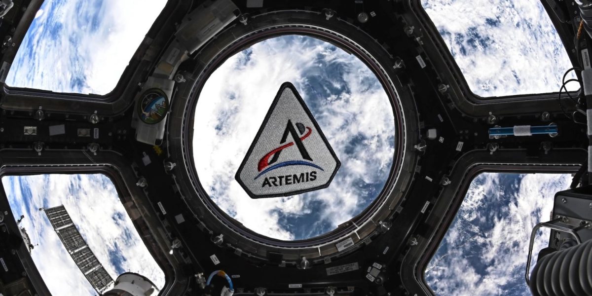 De ce nu se văd resturile spațiale în imaginile Artemis II? Misterul orbitei