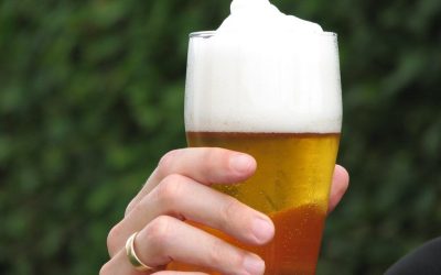 Berea zilnică te distruge: Ce pățești dacă dai pe gât un ”pahar” după altul
