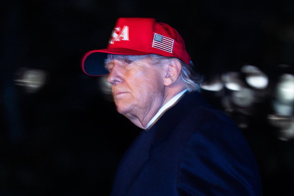 Trump, lovit de inflație: Prețul benzinei explodează în SUA, americanii furioși