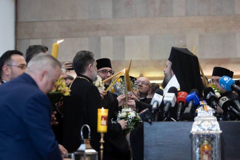 Lumina Sfântă a ajuns la București: Candelă aprinsă pe Otopeni din Ierusalim