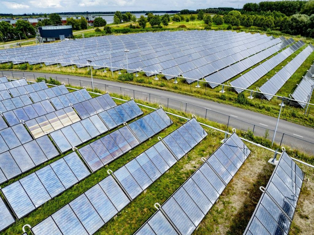 Localnici furioși pe un proiect solar: 180.000 de case, viitor incert