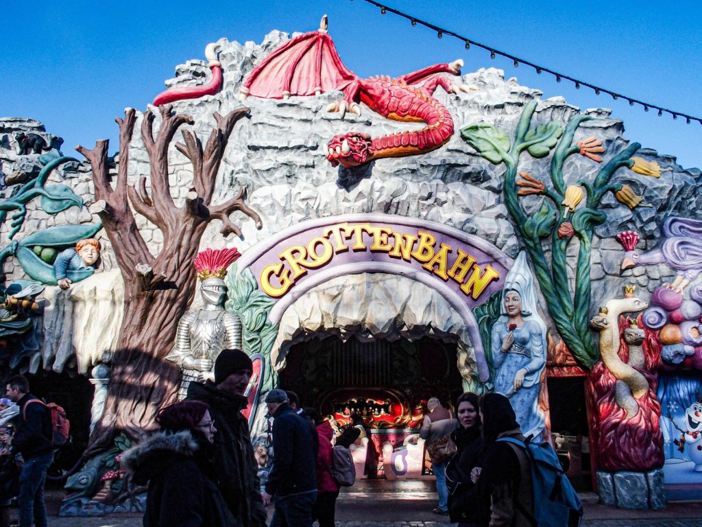 Cinci victime după deraierea unui rollercoaster la Viena