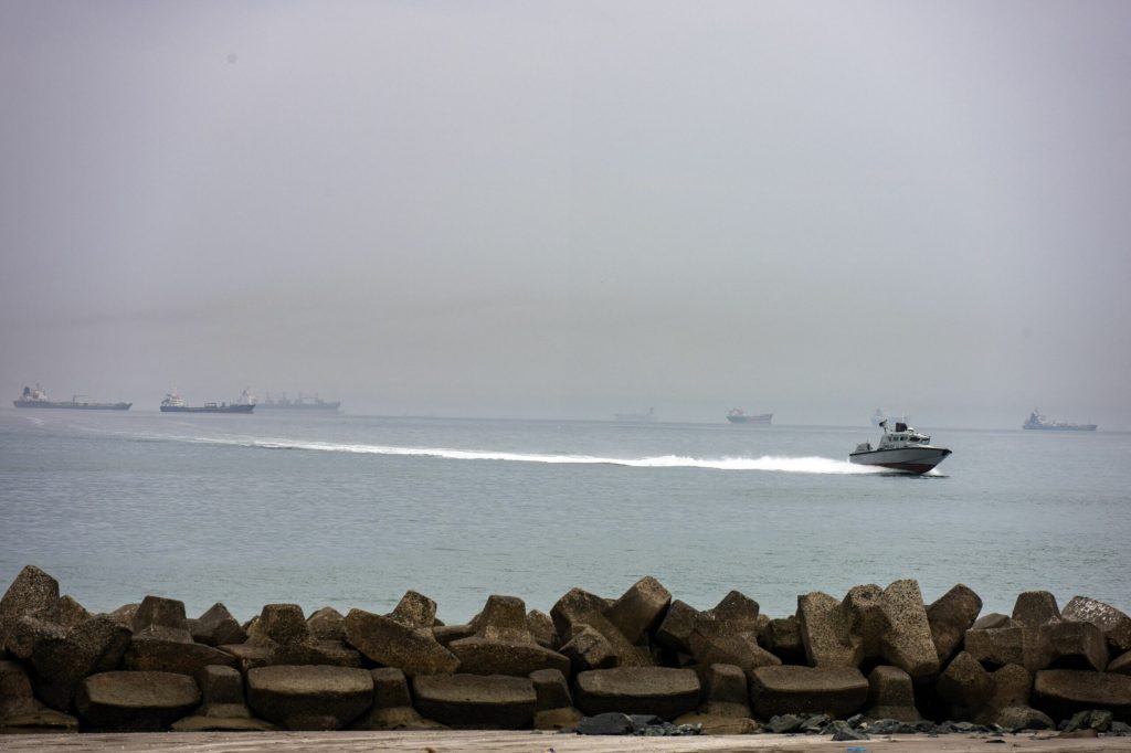 Iranul sfidează: Focuri de armă la strâmtoarea Ormuz, navele în pericol