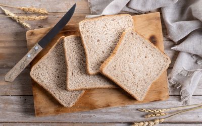 Chimia modernă face un salt către sustenabilitate, odată cu un studiu recent publicat în revista Nature Chemistry, care prezintă o metodă inovatoare de a produce hidrogen din firimituri provenite din risipa alimentară