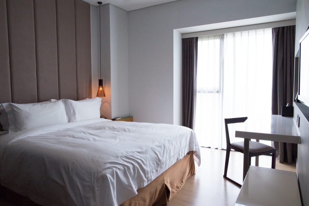 Controalele vizuale și olfactive ale camerei de hotel pot dezvălui nivelul real de igienizare, chiar dacă aspectul exterior pare impecabil