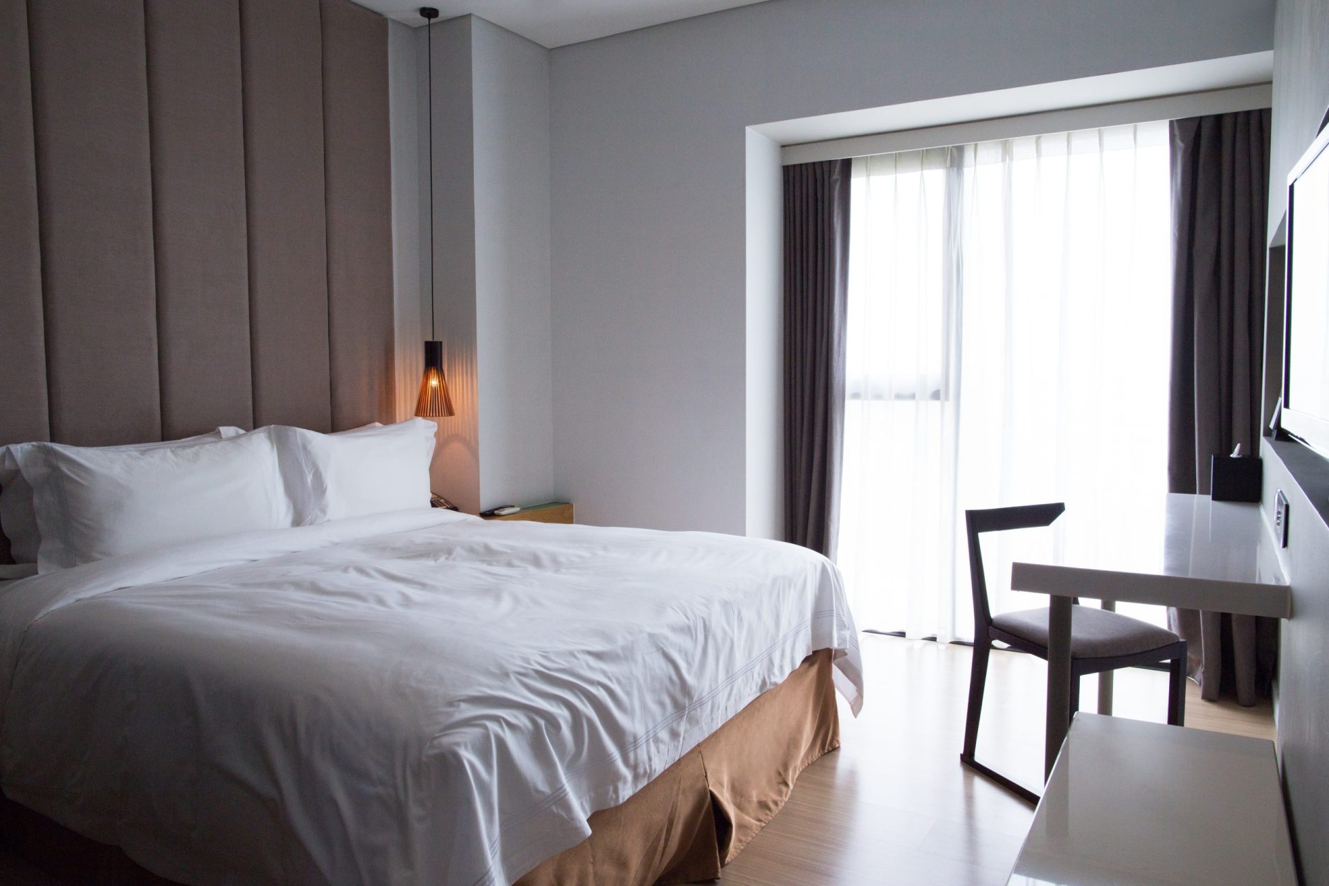 Controalele vizuale și olfactive ale camerei de hotel pot dezvălui nivelul real de igienizare, chiar dacă aspectul exterior pare impecabil