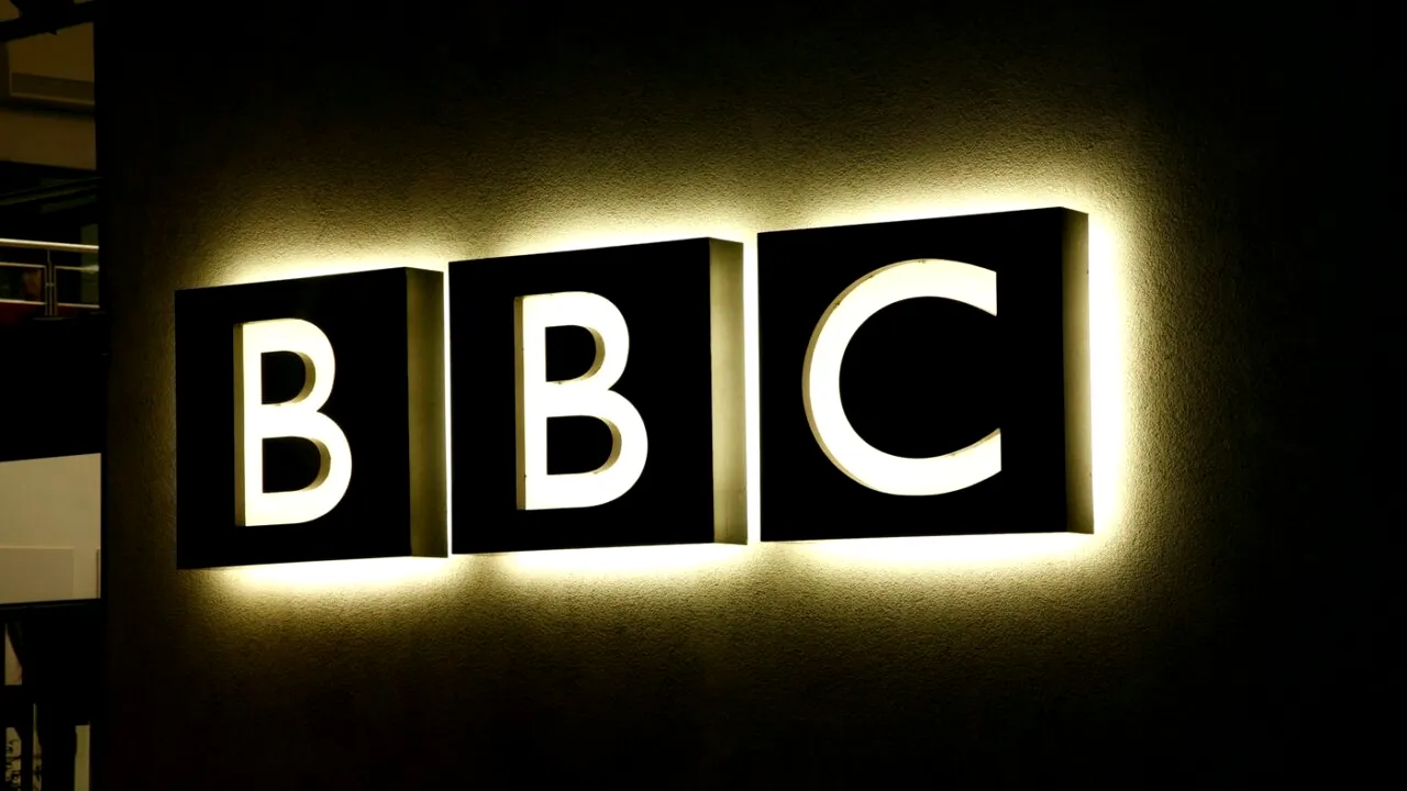 BBC dă afară 2000 de angajați: Cea mai amplă reducere din ultimii 15 ani