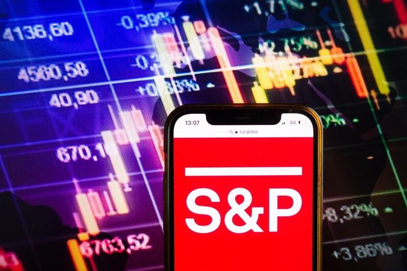Agenția de evaluare financiară S&P Global Ratings a reconfirmat vineri ratingurile pentru datoria pe termen lung și scurt a României, la nivelul „BBB minus/A-3”, menținând totodată perspectiva negativă asupra acestora