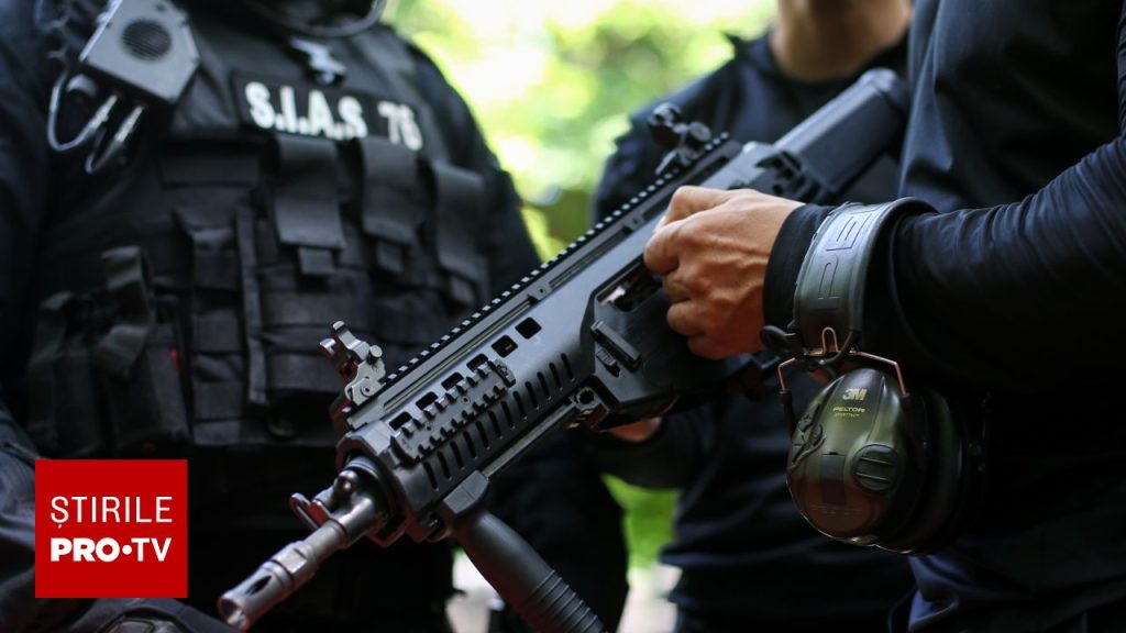 Revoltă la Mizil: Localnici furioși au atacat o mașină a Poliției, cu muzica la maxim pe stradă