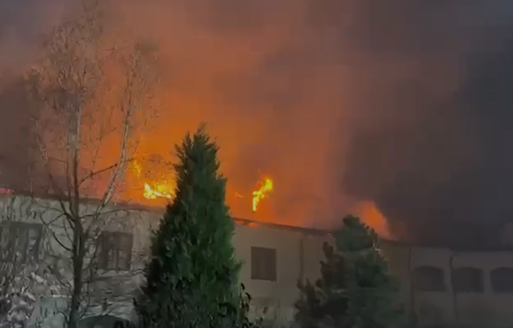 Incendiu devastator la Mănăstirea Bistrița din Vâlcea, zece autospeciale la fața locului