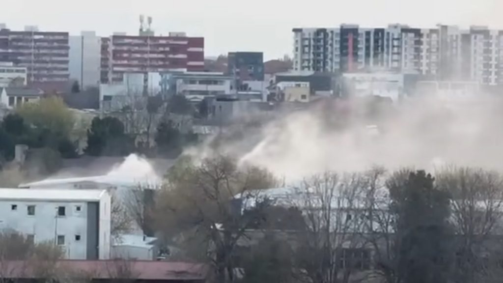 Incendiu devastator în Constanța: Nouă oameni, duși la spital, focul stins după ora 21