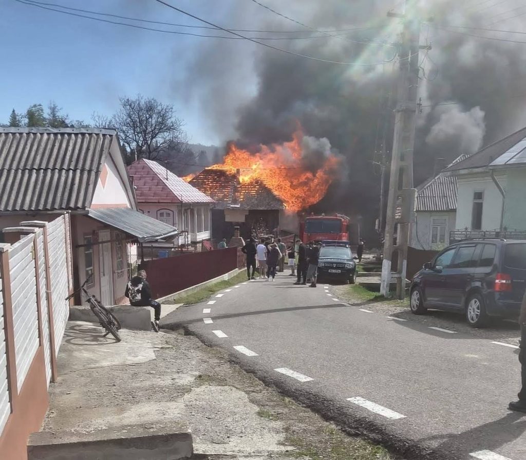 Vrancea: Flăcări uriașe la Soveja, 11 case de lemn mistuite