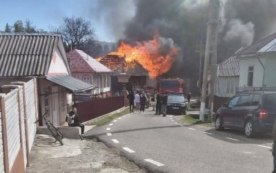 Vrancea: Flăcări uriașe la Soveja, 11 case de lemn mistuite