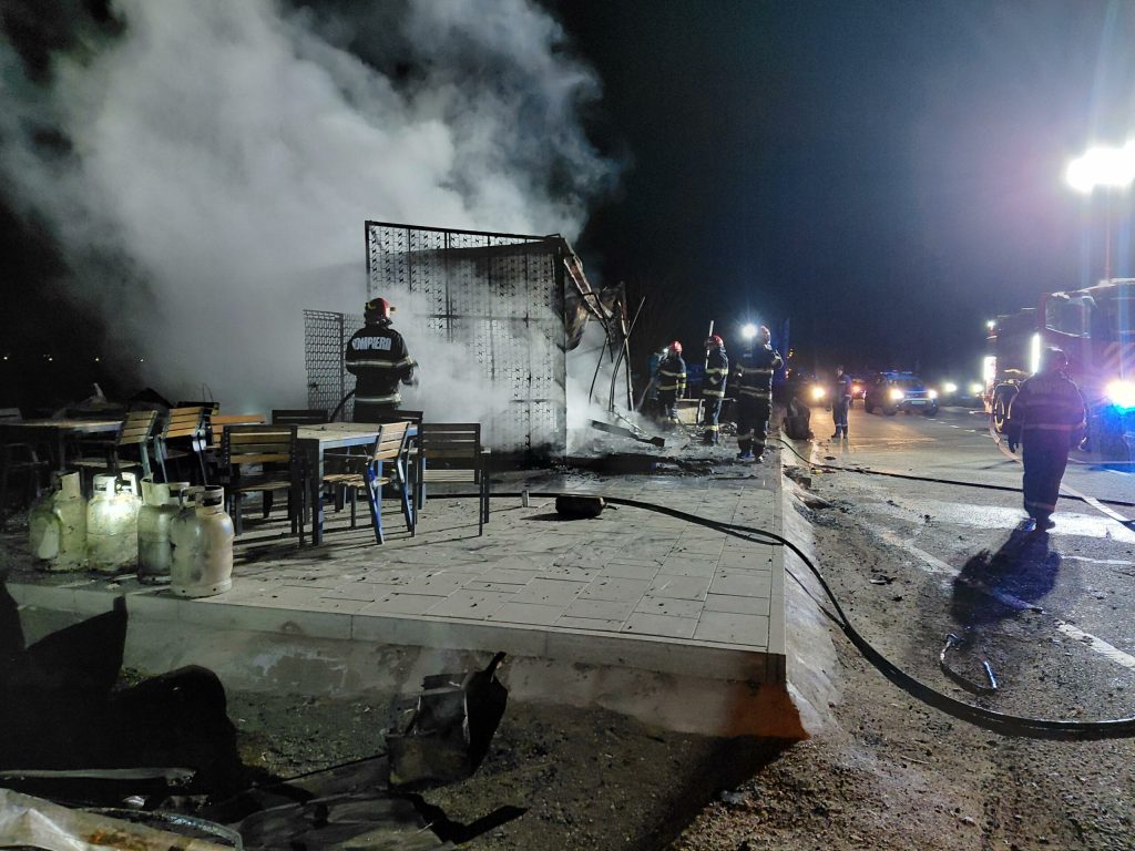 Incendiu violent la un fast-food din Cluj, în miez de noapte