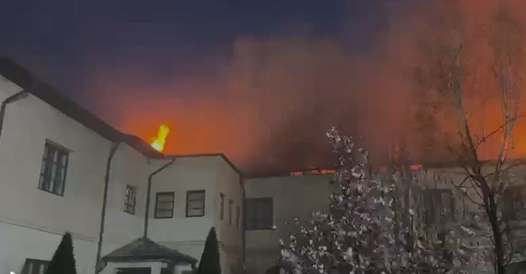 Foc puternic la Mănăstirea Bistrița: 10 autospeciale, mobilizate pentru a salva chiliile