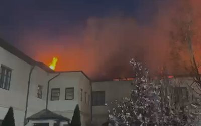 Foc puternic la Mănăstirea Bistrița: 10 autospeciale, mobilizate pentru a salva chiliile