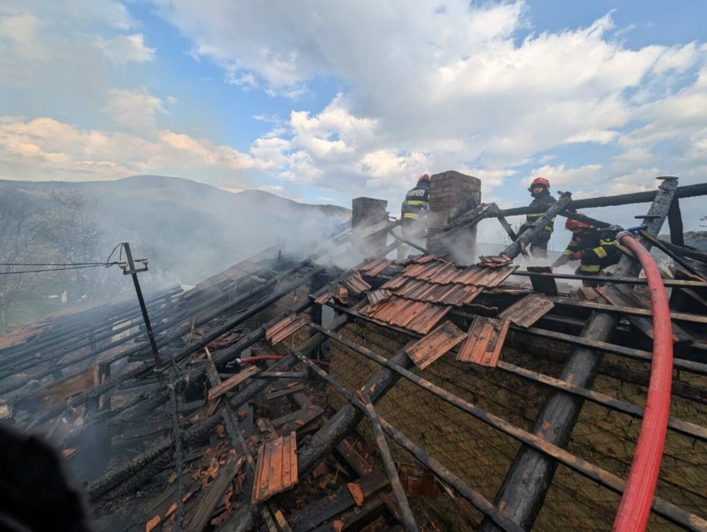 Incendiu Îngrozitor la Nehoiu: Proprietarul, Readus la Viață de Pompieri