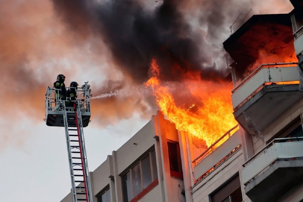 Incendiu la Cluj-Napoca: 20 de oameni evacuați de urgență din blocul cuprins de fum