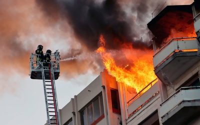 Incendiu la Cluj-Napoca: 20 de oameni evacuați de urgență din blocul cuprins de fum