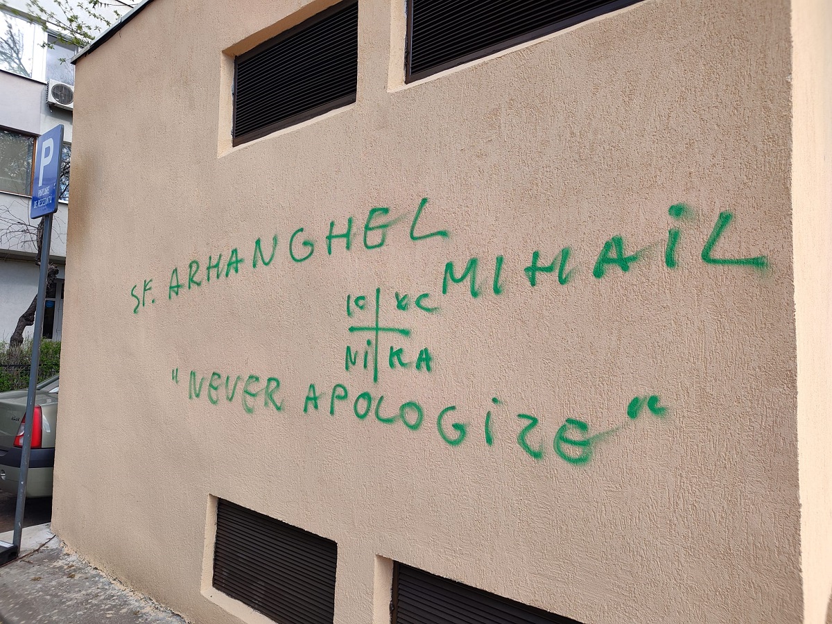 Pe zidurile unor clădiri din București au apărut recent mesaje cu tentă neolegionară, conform informațiilor primite de redacție de la un cititor