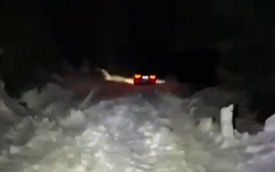 Bărbat și fiul său, blocați în nămeți de Paște pe munte