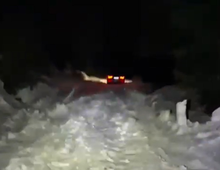 Bărbat și fiul său, blocați în nămeți de Paște pe munte