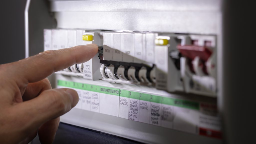 Pakistan: Zile cu întreruperi de curent pentru reducerea consumului energetic