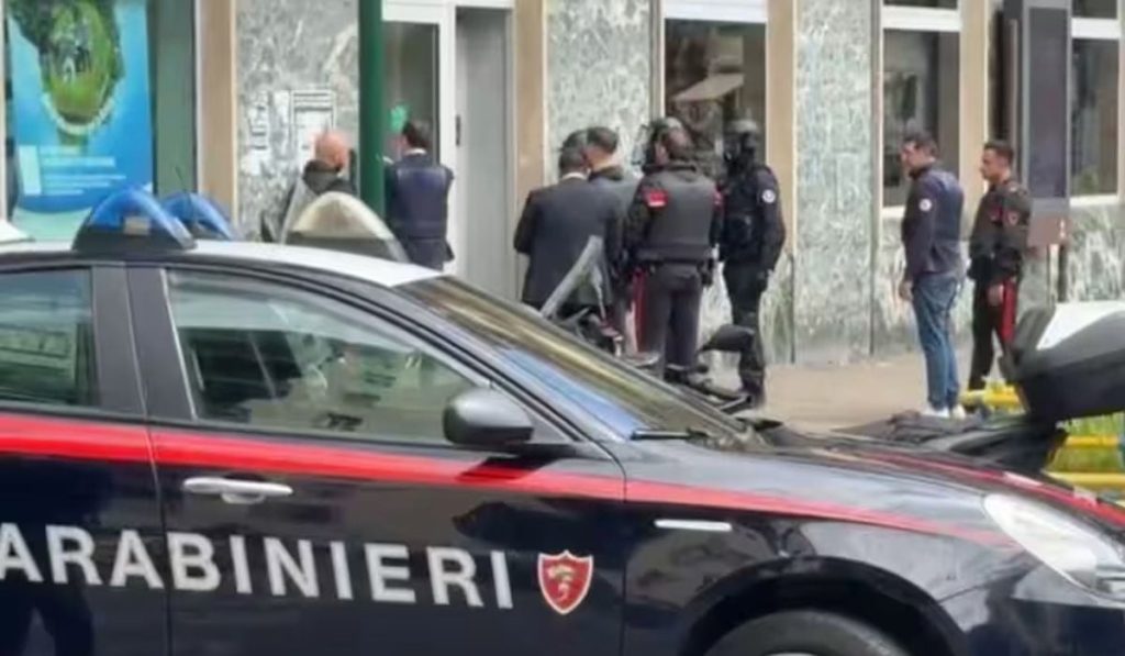 Jaf armat cu ostatici la Napoli: Bandiții au scăpat de Carabinieri