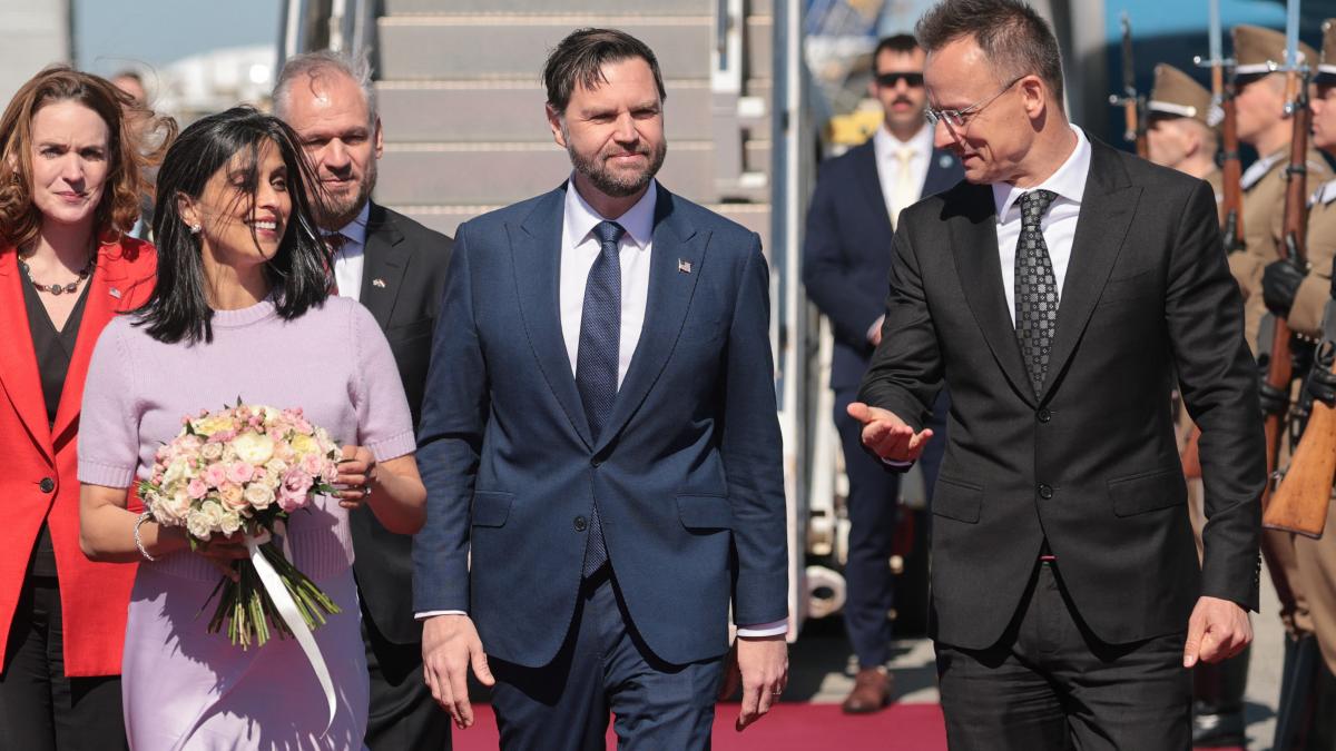 JD Vance, vicepreședintele Statelor Unite, ajunge la Budapesta pentru a sprijini victoria lui Viktor Orbán Vicepreședintele Statelor Unite, JD Vance, a fost photographiat în timp ce sosea la Budapesta pentru a-și exprima susținerea față de premierul maghiar Viktor Orbán, cu doar câteva zile înainte de alegerile parlamentare programate duminică