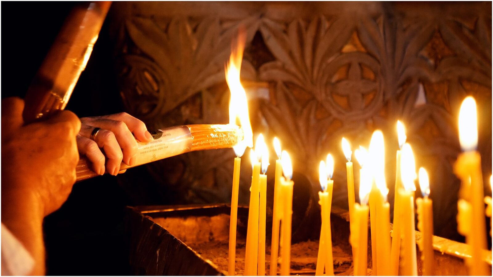 Ce faci cu Lumina Sfântă? Semnificația ritualului după slujbă