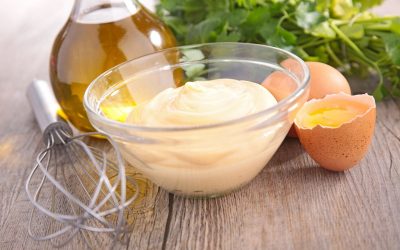 Maioneza de casă, preparată cu ouă fierte și crude, reprezintă unele dintre cele mai simple și rapide rețete din bucătăria românească, fiind apreciată pentru gustul său autentic și versatilitatea în utilizare