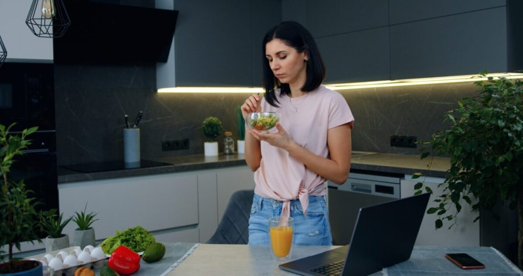 Mâncatul în picioare: Avantaje ascunse și riscuri pentru digestie