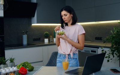 Mâncatul în picioare: Avantaje ascunse și riscuri pentru digestie