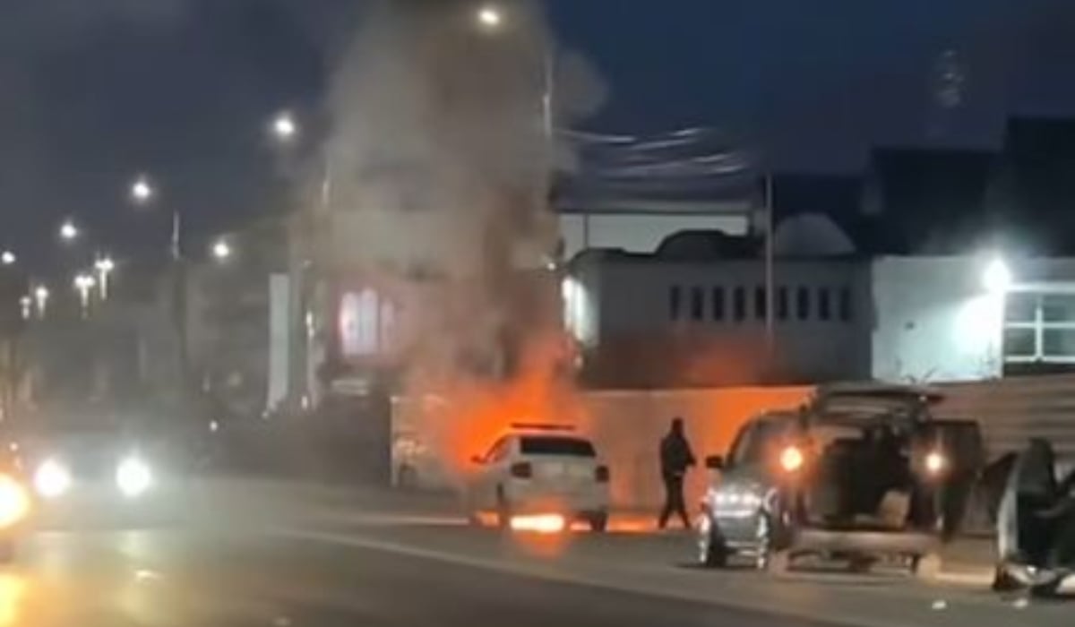 Mașină de poliție incendiată în trafic la Iași, cauza principală identificată