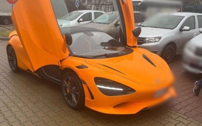 Percheziții și audieri într-un dosar de fraudă vamală și spălare de bani Potrivit IPGR, polițiștii au efectuat cinci percheziții în București și Ilfov și au dus la audierea a trei persoane într-un dosar complex care vizează folosirea de documente false la vamă și spălarea de bani