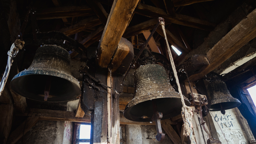 Clopotar lovit grav de clopot în Noaptea de Înviere