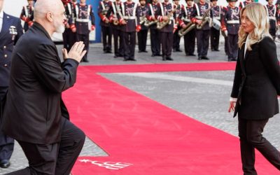 Gest uluitor: Premierul țării X, îngenuncheat în fața șefei Guvernului italian