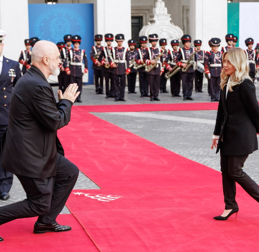 Gest uluitor: Premierul țării X, îngenuncheat în fața șefei Guvernului italian