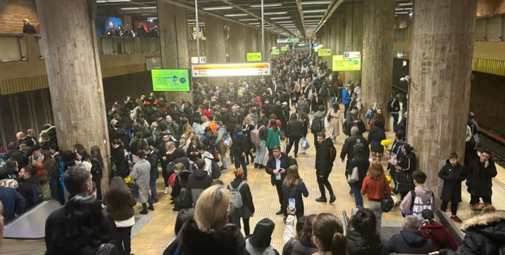 Bucăți de tavan, prăbușire la metrou: Circulația oprită între stații