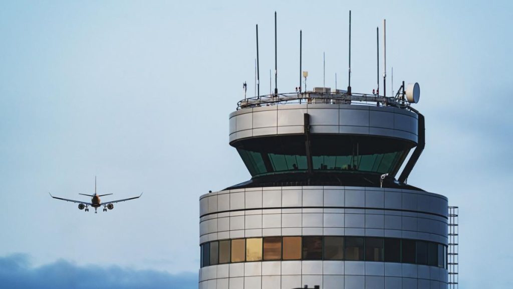 Miaună piloții pe frecvența, apoi latră: Incident bizar într-un zbor intern din România