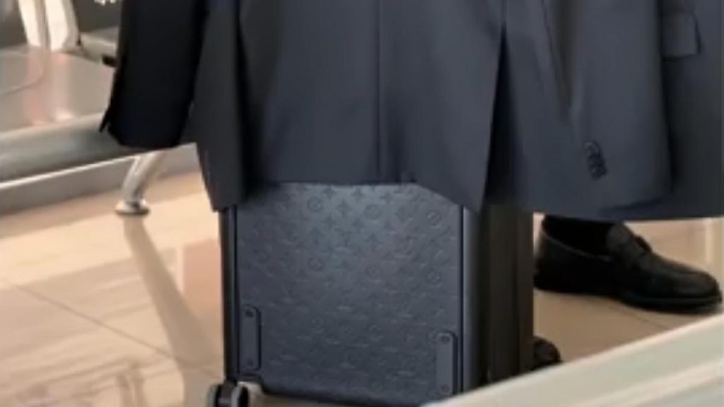 Barbu, ministrul Agriculturii, pozat cu geamantan de lux: „Nu știu marca!”