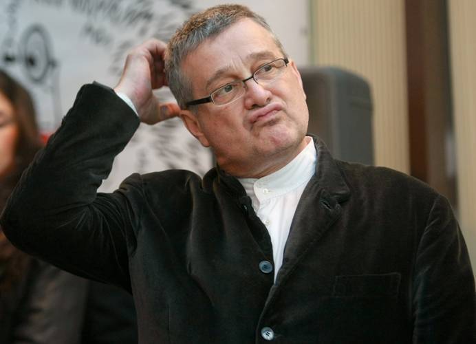 Tragedie: Casa poetului Mircea Dinescu, distrusă de flăcări la Cetate