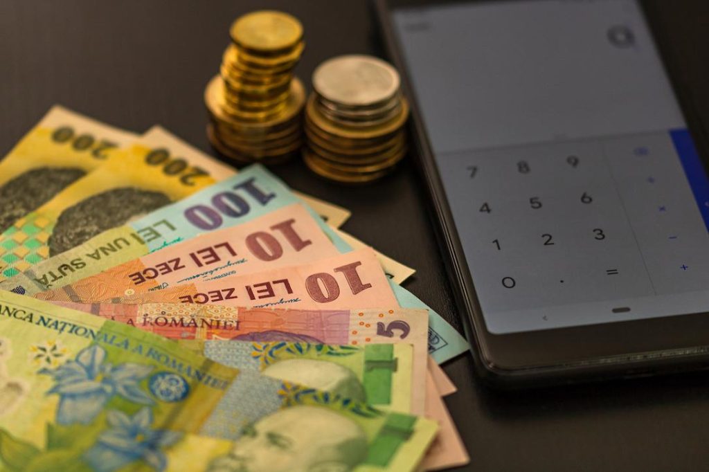 Deficitul României se micșorează, dar datoria externă crește