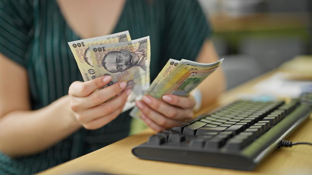 Salarii în scădere: Câștigul net real al românilor a pierdut 5% în februarie