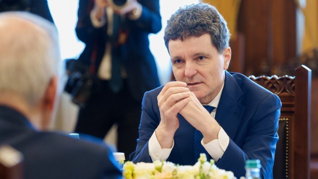 Discuția de la Cotroceni despre aprovizionarea cu carburanți, în contextul tensiunilor din Orientul MijlociuPreședintele Nicușor Dan a convocat luni, 6 aprilie, o întâlnire la Palatul Cotroceni cu reprezentanți ai guvernului și ai companiilor din domeniul energetic pentru a evalua situația aprovizionării cu țiței și combustibili în România