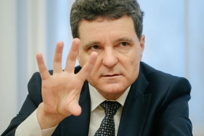 Nicușor vs. Crin: Cine a trucat pozele în campanie și cui i-a folosit?